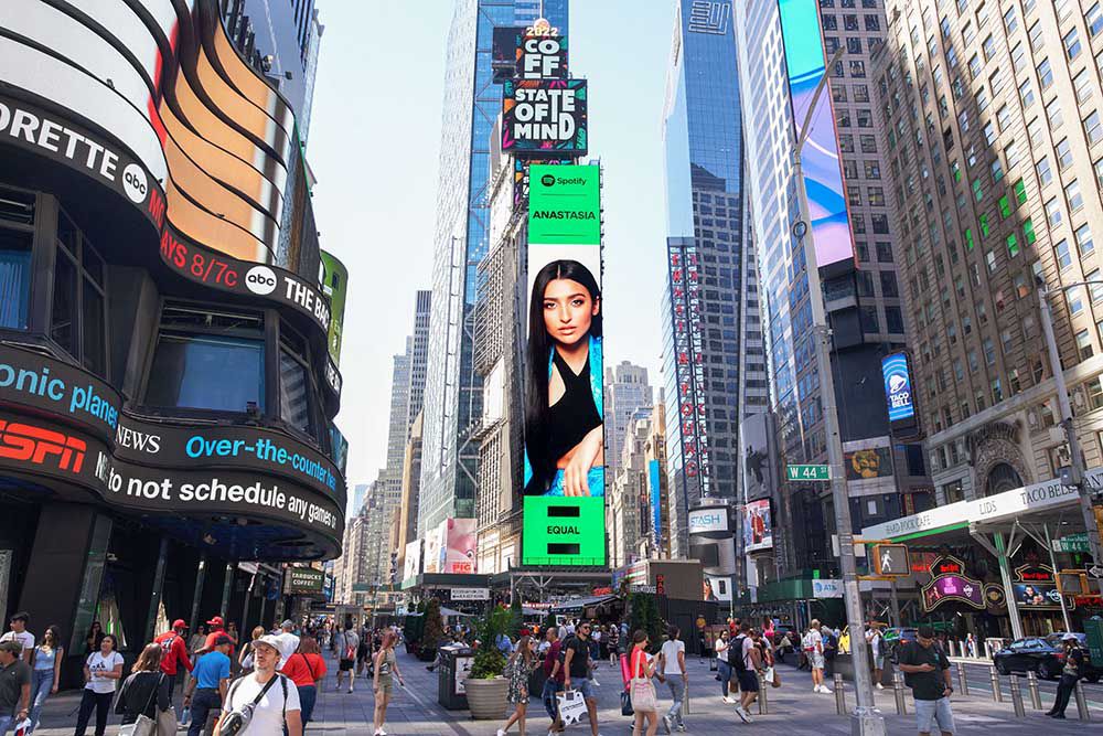 Αναστασία | Η 19χρονη φιγουράρει σε billboard της Times Square!