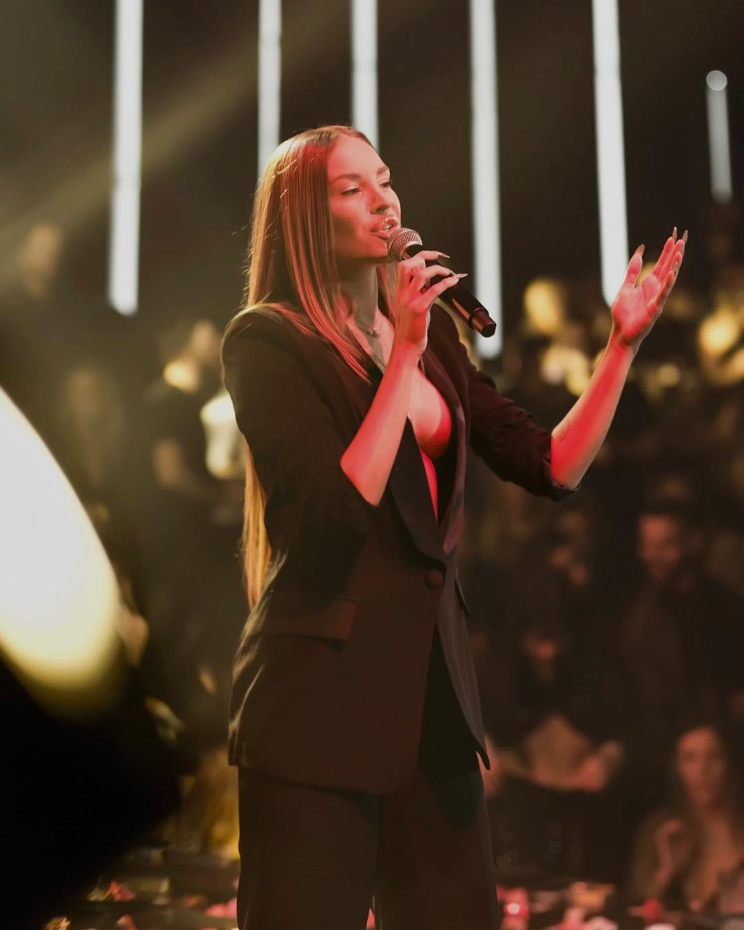 Ανδρομάχη: Χαμός με την Ελληνίδα τραγουδίστρια. Στην πίστα χωρίς σουτιέν και με ανοιχτό πουκάμισο